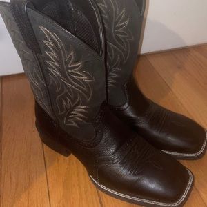 Black ariat boots size 10.5. I’ve only worn these boots one time.